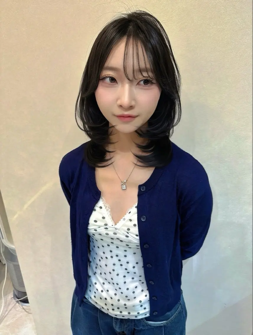 ミディアム ミディアムレイヤー レイヤーカット カット ヘアカラー トリートメント 辻田 七海のヘアスタイル