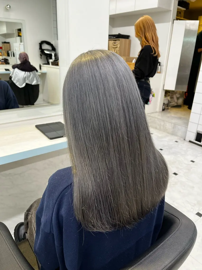 セミロング カラー ヘアカラー トリートメント ブリーチカラー 🩵MIZUKIのヘアスタイル