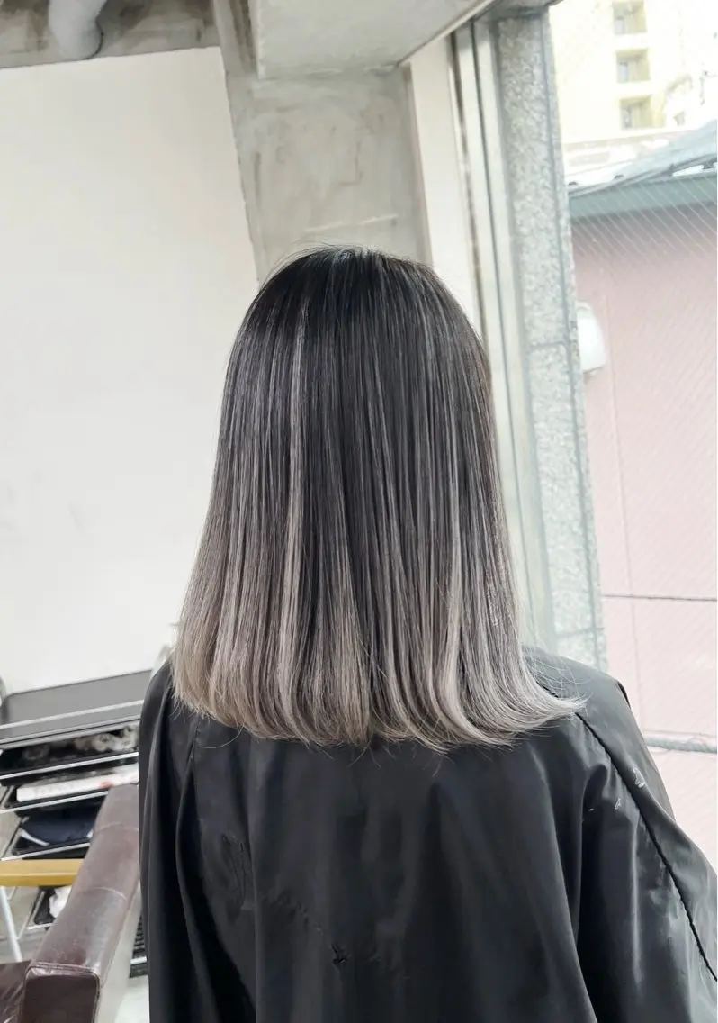 ミディアム カラー バレイヤージュ シルバー ホワイトシルバー レイヤーカット ヘアカラー トリートメント 指名数No.1 /NAOYAのヘアスタイル