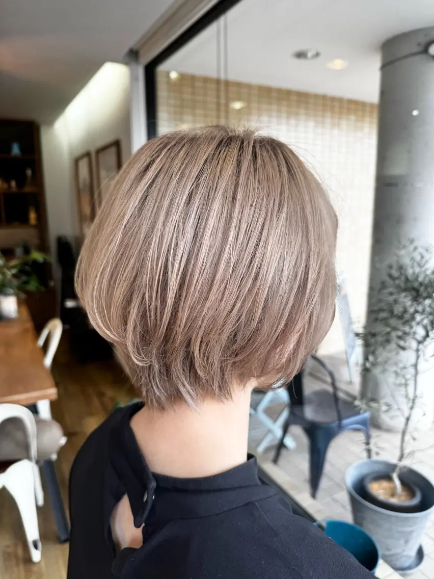 ショート カラー ベージュカラー ブリーチ ヘアカラー トリートメント ツキダテ ユイのヘアスタイル