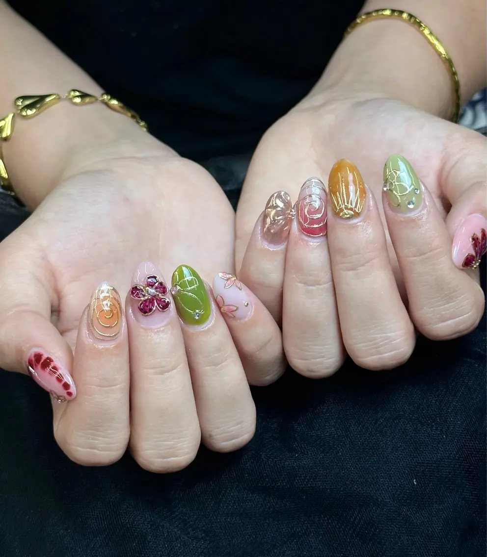 ネイル アートネイル フラワーネイル ゴールド グリーン 韓国ネイル Iconic Nailのネイルデザイン