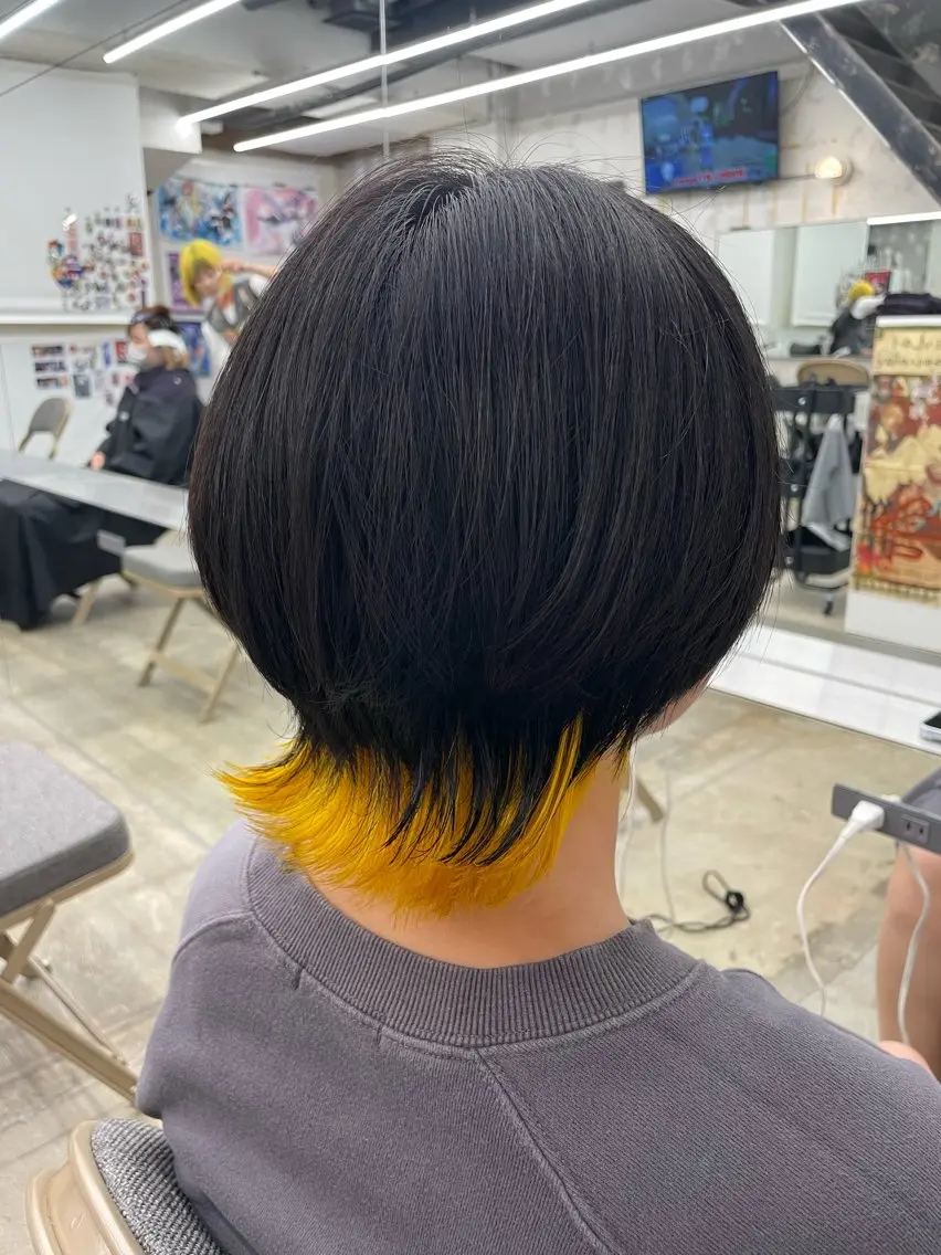 セミロング カラー ブルーカラー インナーカラー 推し ブリーチ 髪質改善のヘアスタイル
