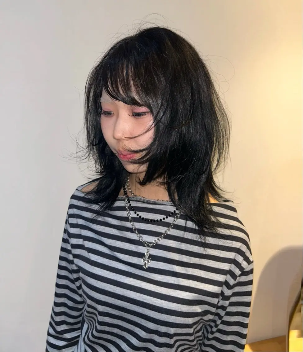 ミディアム カラー 黒髪 ブルーカラー ブルーブラック 透明感カラー yokoyama hinanoのヘアスタイル