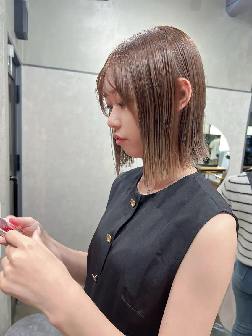 ショート カラー 切りっぱなしボブ ベージュカラー ブリーチ ケアブリーチ ハイトーンカラー カット ヘアカラー トリートメント YUI ハイトーンカラーのヘアスタイル