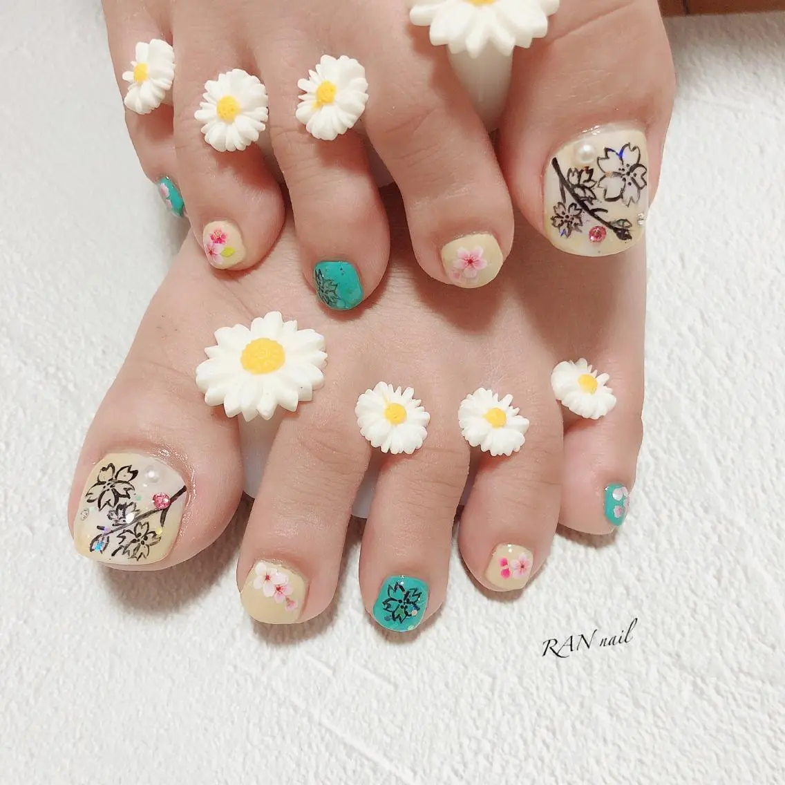 ネイル 桜ネイル フラワーネイル フットネイル グリーン ラメ(グリッター) ハンドネイル フットネイル RAN nailのネイルデザイン