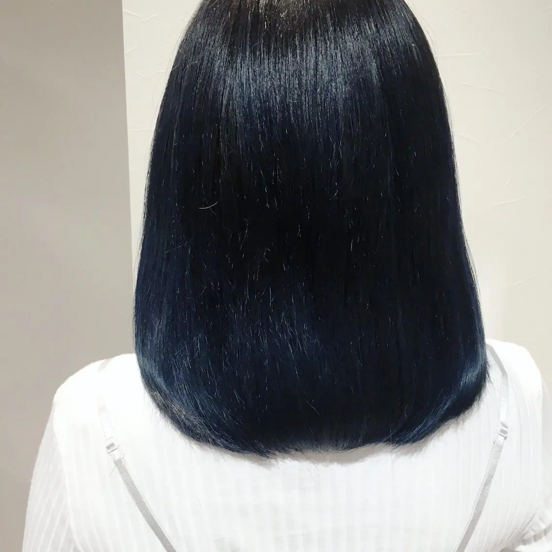 ミディアム カラー ヘアアレンジ ブリーチ ネイビーカラー 柔らか垢抜けｶﾗｰと ｶｯﾄ🫧ASUKAのヘアスタイル