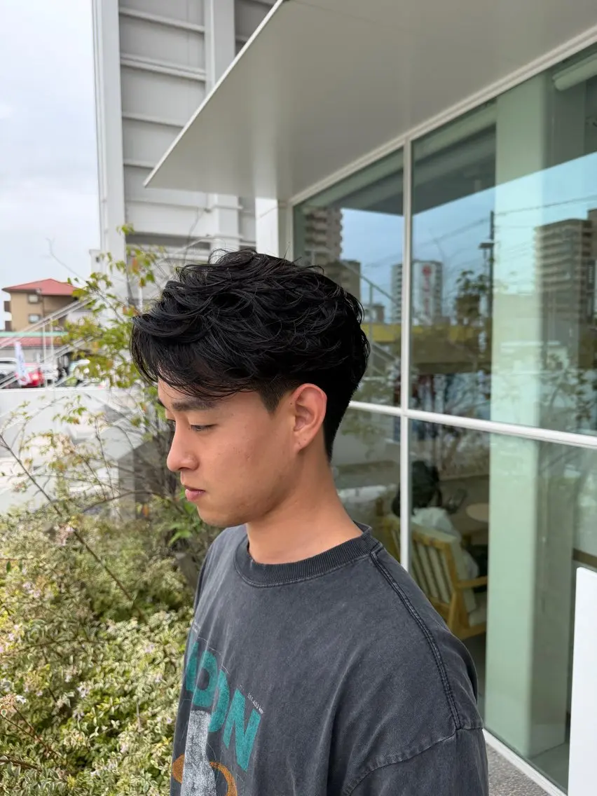 パーマ メンズ センターパート フェザーパーマ メンズパーマ 刈り上げ 岡崎 巧音のヘアスタイル