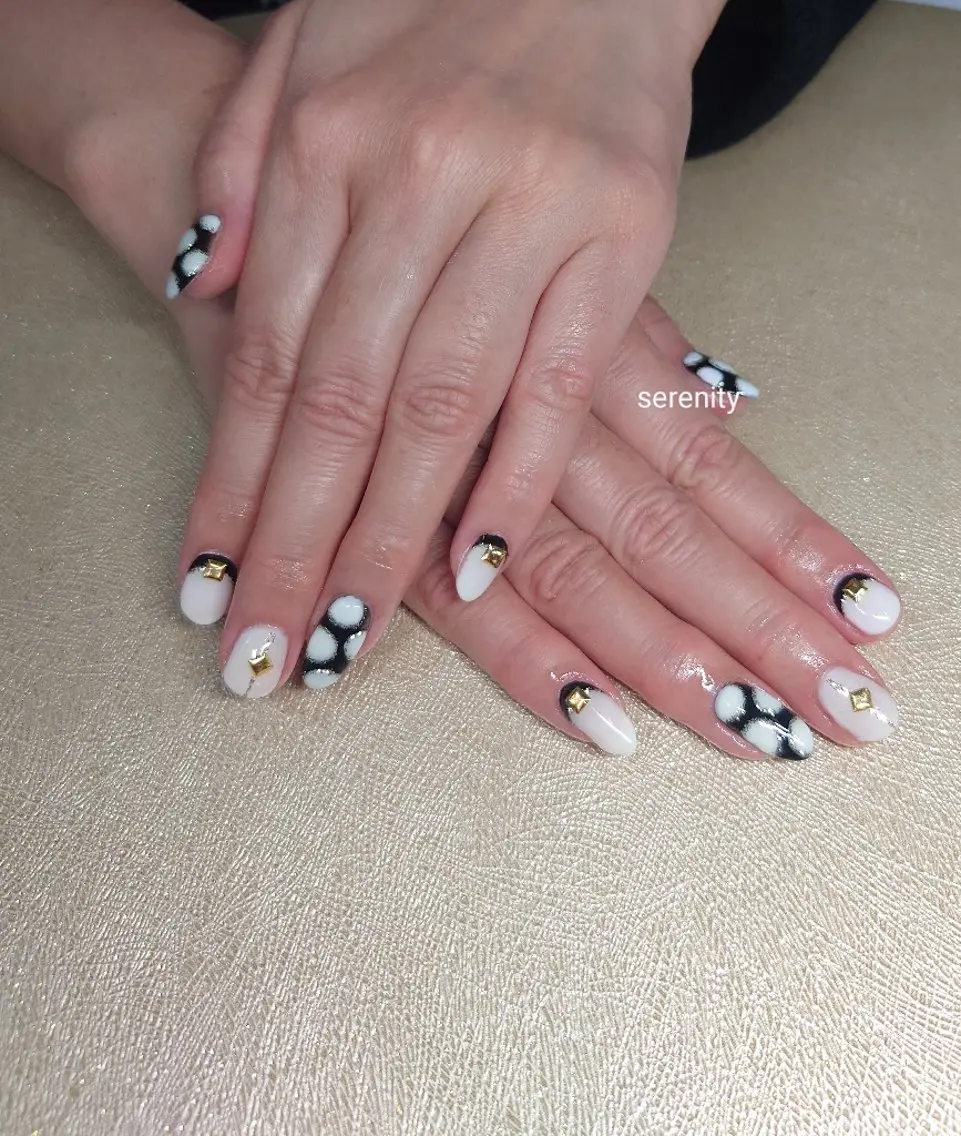 ネイル ドット ゴールド 持ち込み ホワイト nail  serenityのネイルデザイン