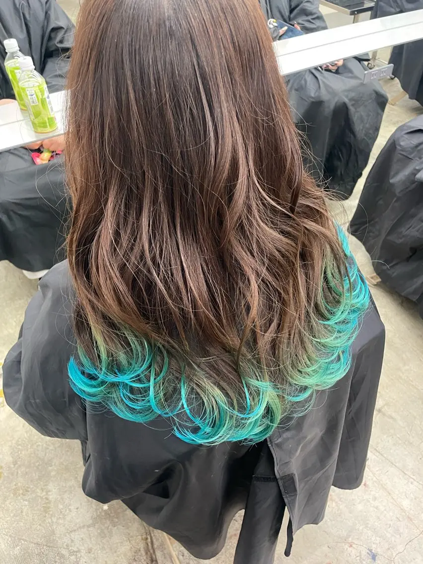 セミロング カラー カット ヘアカラー インナーカラー 推し ブリーチ 髪質改善のヘアスタイル