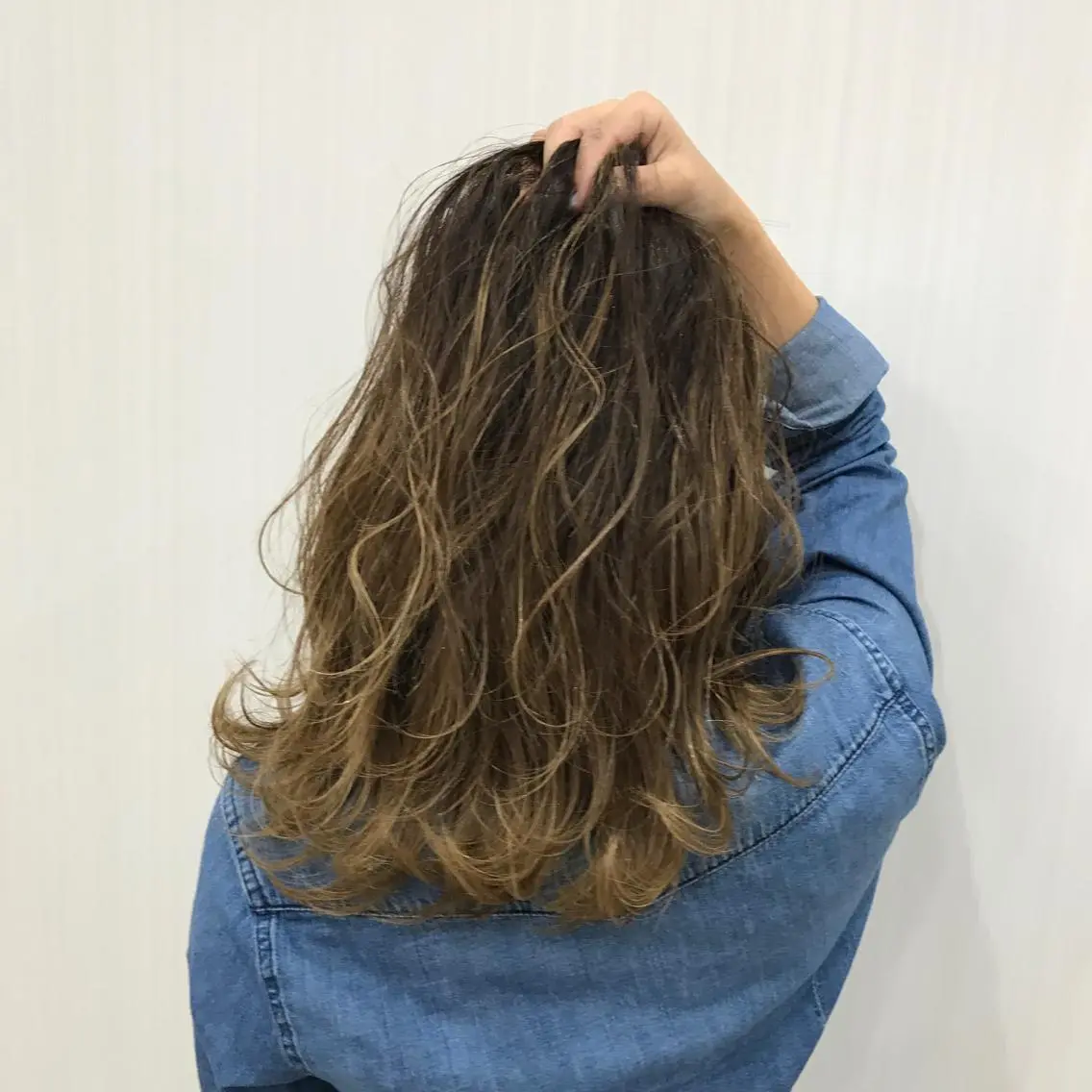 セミロング カラー ハイライトカラー ハイライト レイヤーカット 太田 陽介のヘアスタイル