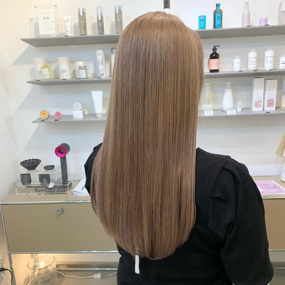 ロング カラー wakana/ 柔らかベージュカラーのヘアスタイル