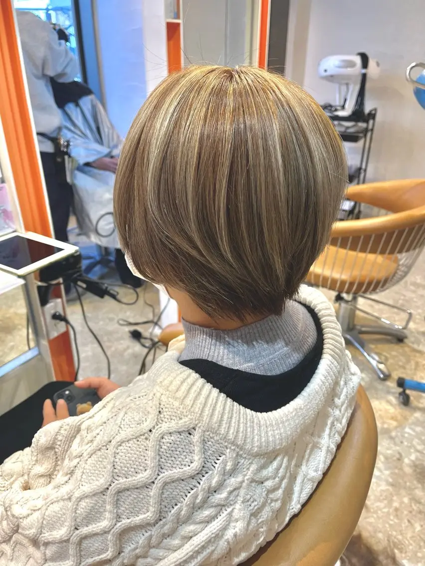 💭白髪にお悩みの方💭 カラー + 育てるハイライト8枚 +カットの写真