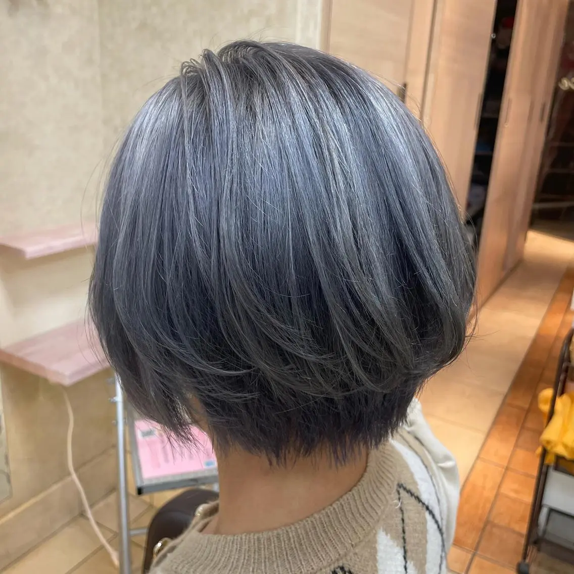 ショート アッシュ ハイライト 前田 菜奈子のヘアスタイル