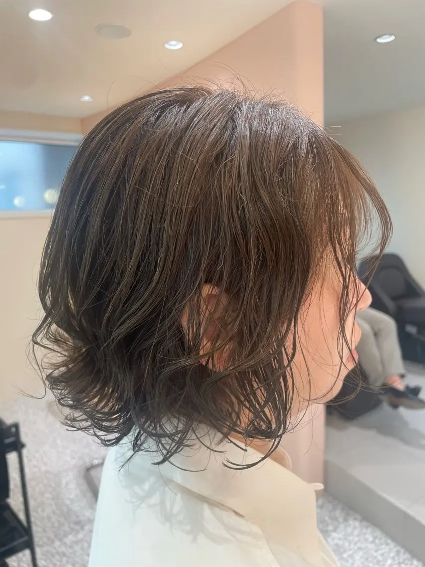 ショート ボブ くせ毛 中村拓磨 明るい白髪染めのヘアスタイル