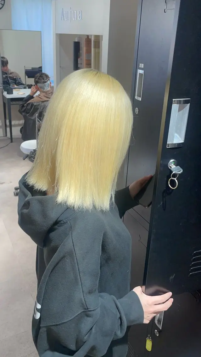 ミディアム カラー 抜きっぱなしブロンド 🇰🇷ハイトーン× 韓国レイヤー레이어드のヘアスタイル