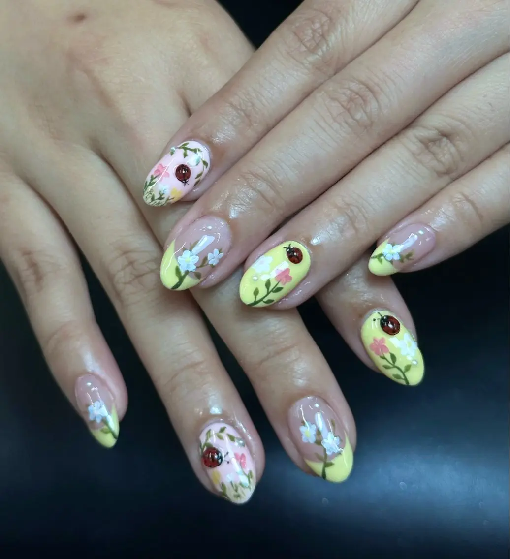 ネイル フラワーネイル ジェルネイル 春ネイル 夏ネイル 黄色 Iconic Nailのネイルデザイン