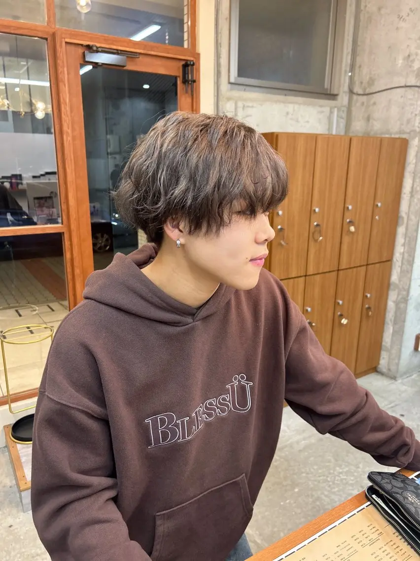 カラー メンズ メンズブリーチ メンズパーマ ブリーチ 透明感カラー グレージュ 顔周りレイヤー/ ふわあいりのヘアスタイル