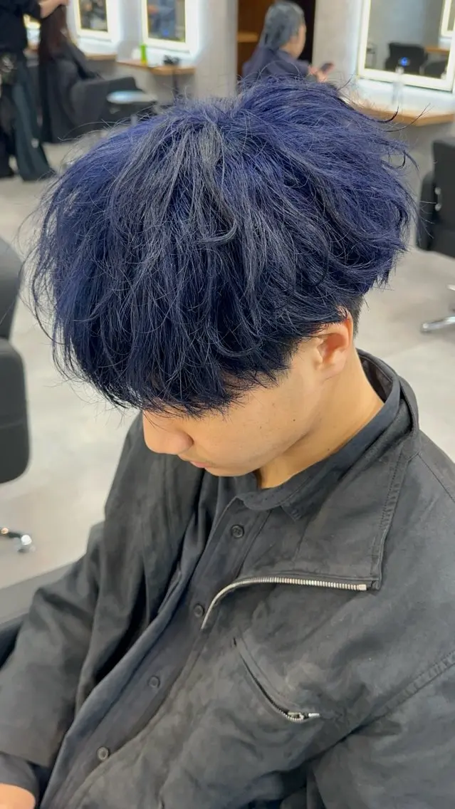 カラー パーマ メンズ 黒髪 ブルーカラー ブルーブラック STANCE MEN'S公式のヘアスタイル
