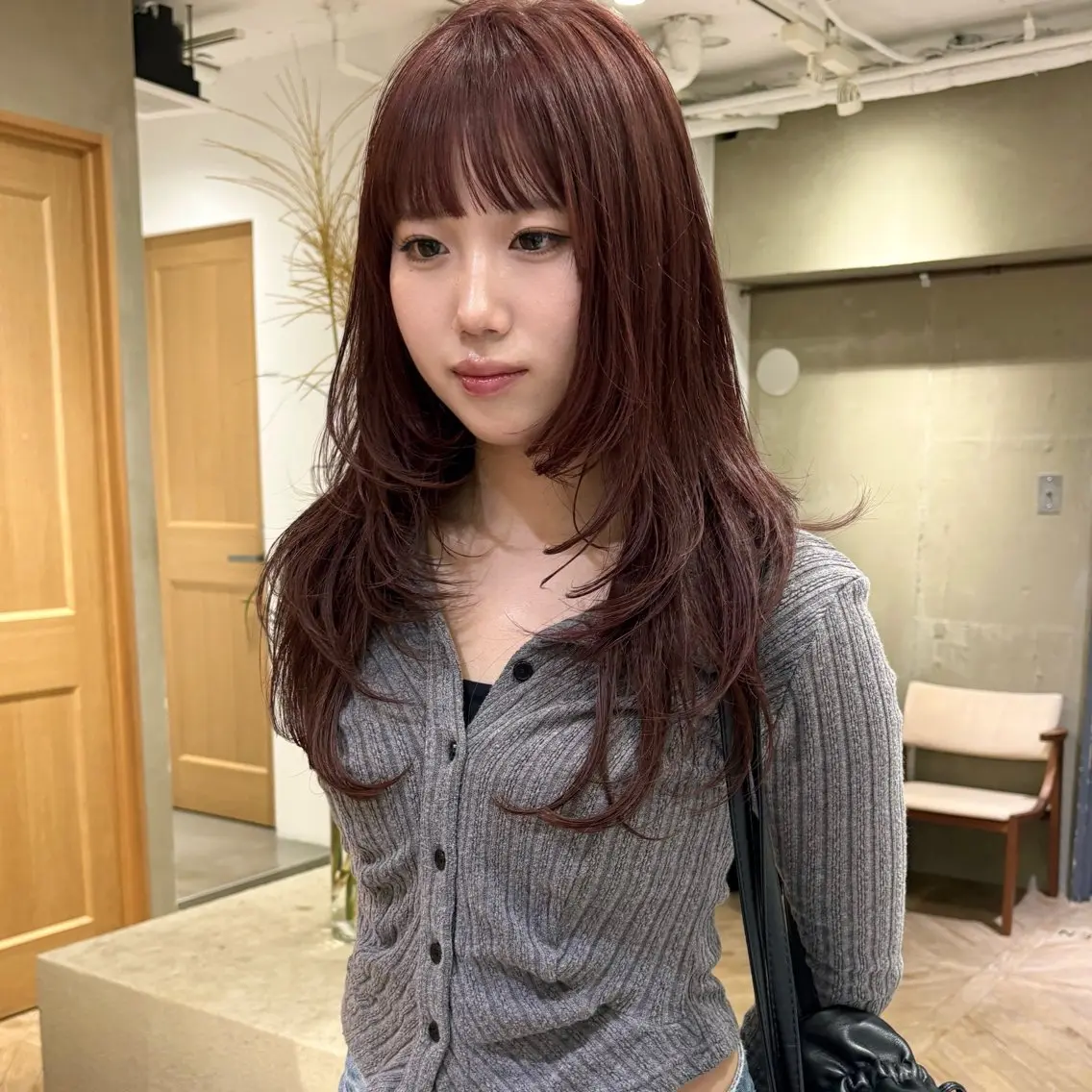 ロング カラー レッドカラー ハッシュカット レイヤーカット カット ヘアカラー トリートメント レイヤーカット/ 透明感ベージュ　モカのヘアスタイル