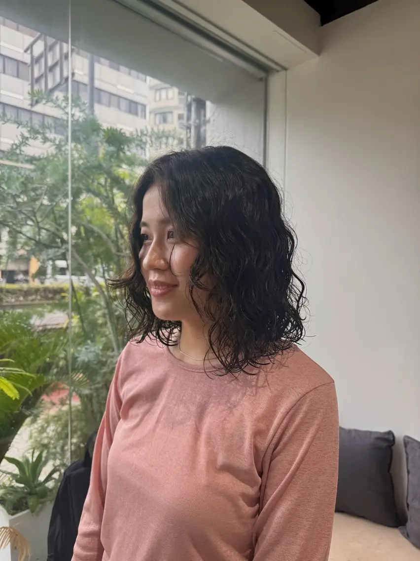 ミディアム カット パーマ Yuzu .のヘアスタイル