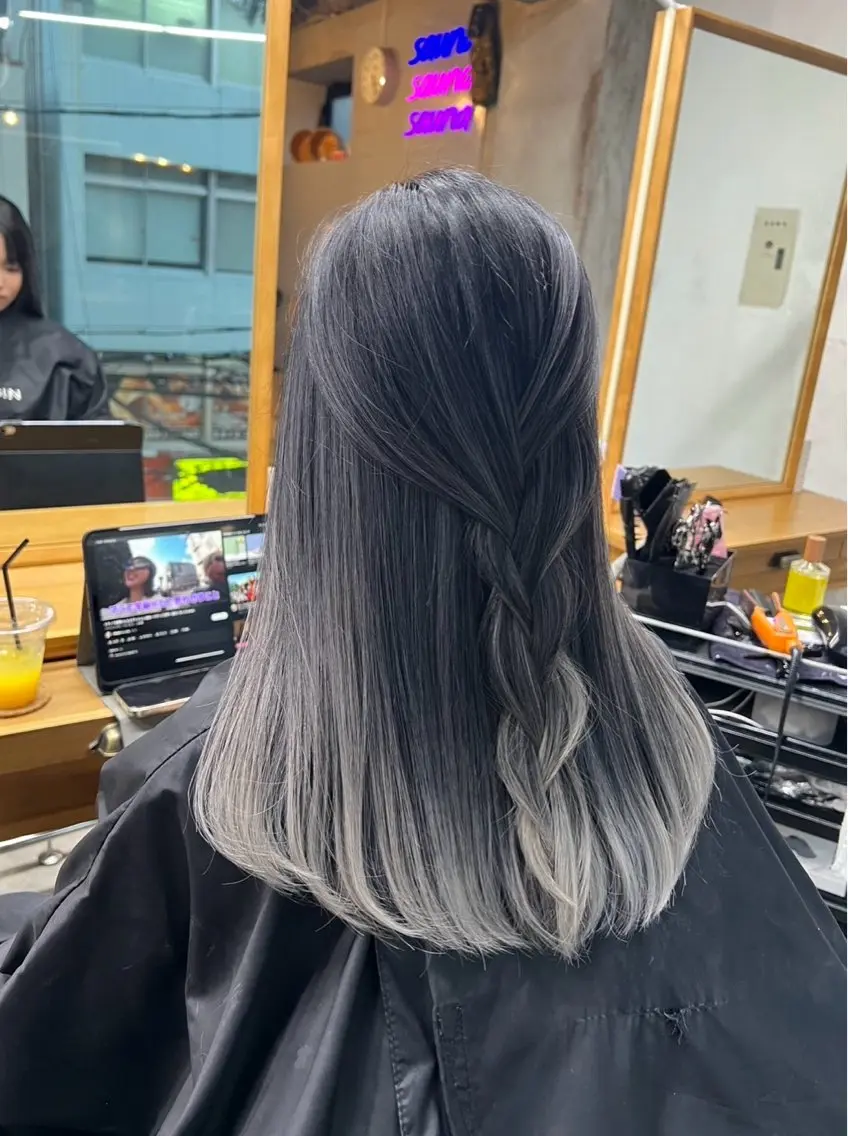セミロング カラー ヘアアレンジ バレイヤージュ シルバー ホワイトシルバー レイヤーカット ヘアカラー トリートメント 指名数No.1 /NAOYAのヘアスタイル