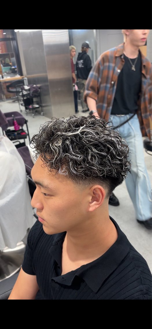 カラー パーマ メンズ フェードカット メンズハイライト メンズメッシュ メンズパーマ ハイライトカラー カット ヘアカラー パーマ 🔥メンズ特化🔥 フェード職人/匠翔のヘアスタイル