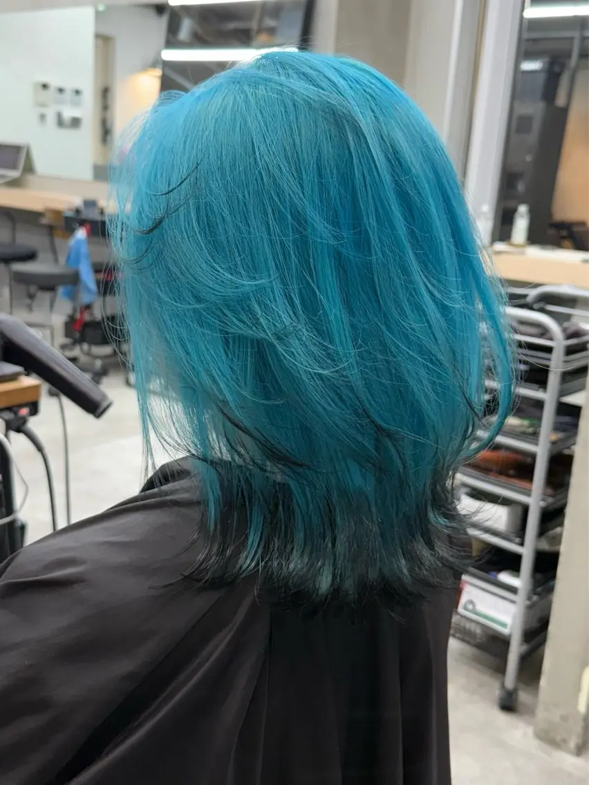ミディアム カラー イツク ⚡️ ルーツ/ハイトーンのヘアスタイル