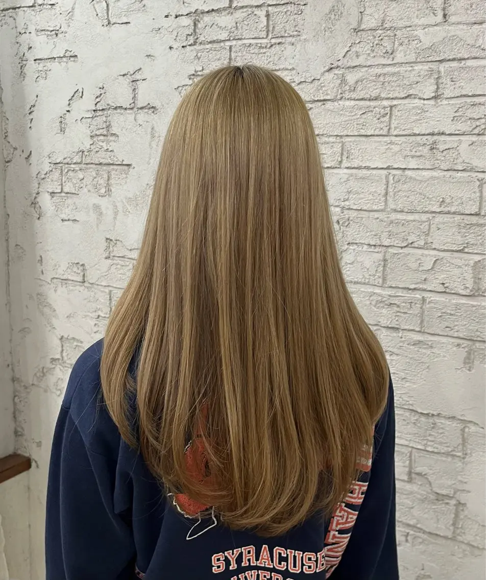 ロング カラー ベージュカラー ミルクティーベージュ レイヤーカット カット ヘアカラー トリートメント ✨ TOMOKO🦋✨のヘアスタイル