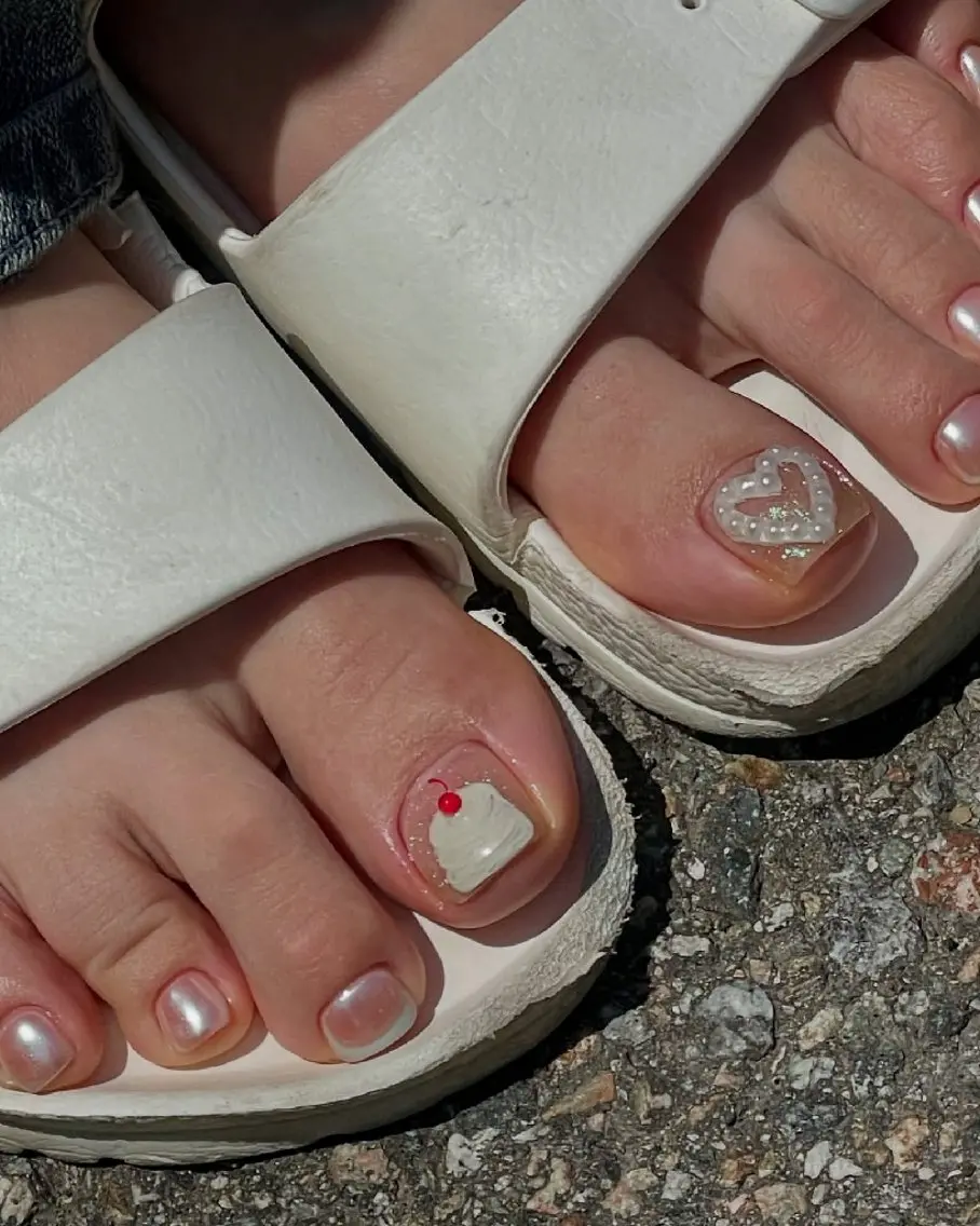 ネイル チークネイル フレンチネイル ジェルネイル ガーリー キラキラネイル フットネイル UM Nail Salonのネイルデザイン