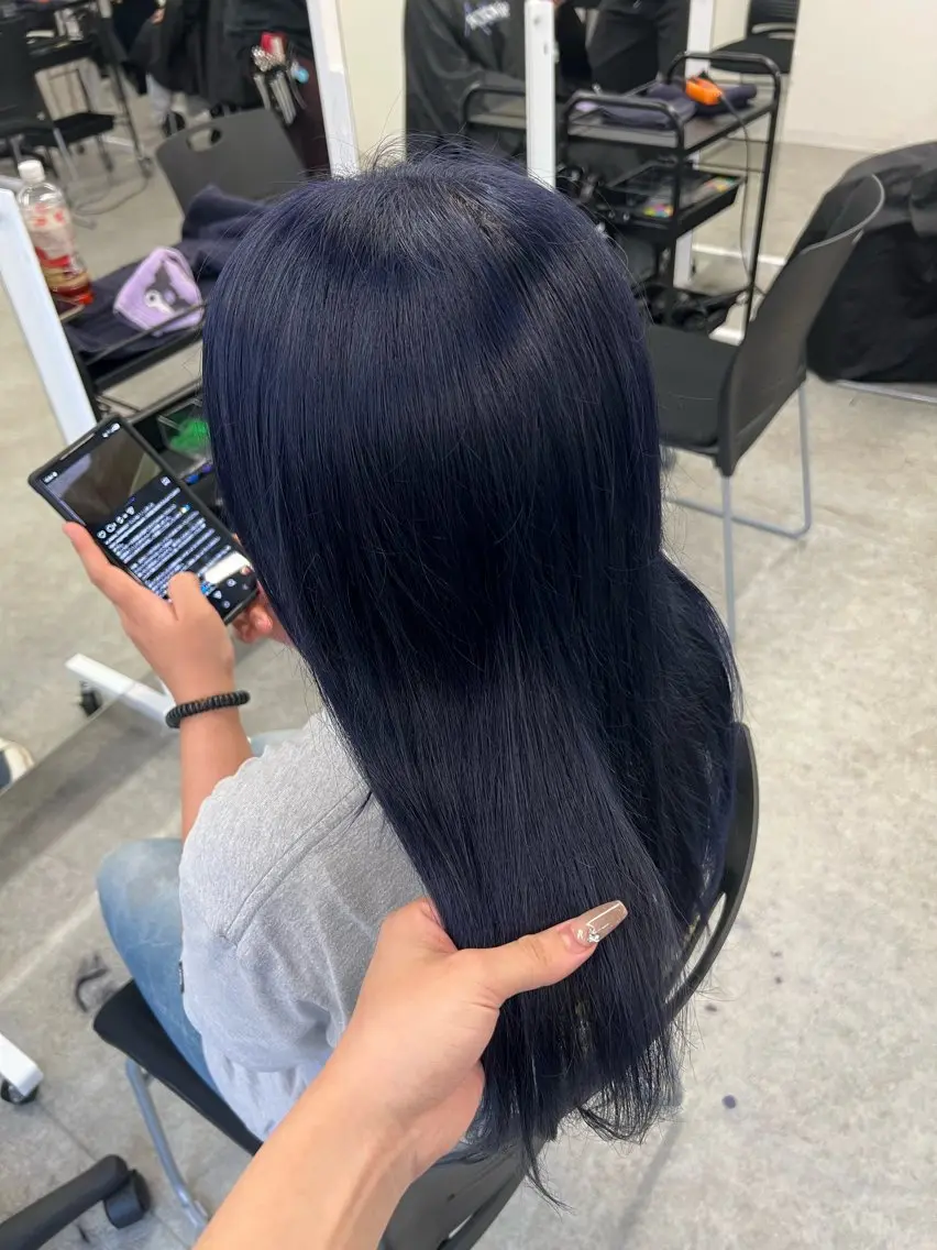 セミロング Natsumi / 透明感艶カラーのヘアスタイル