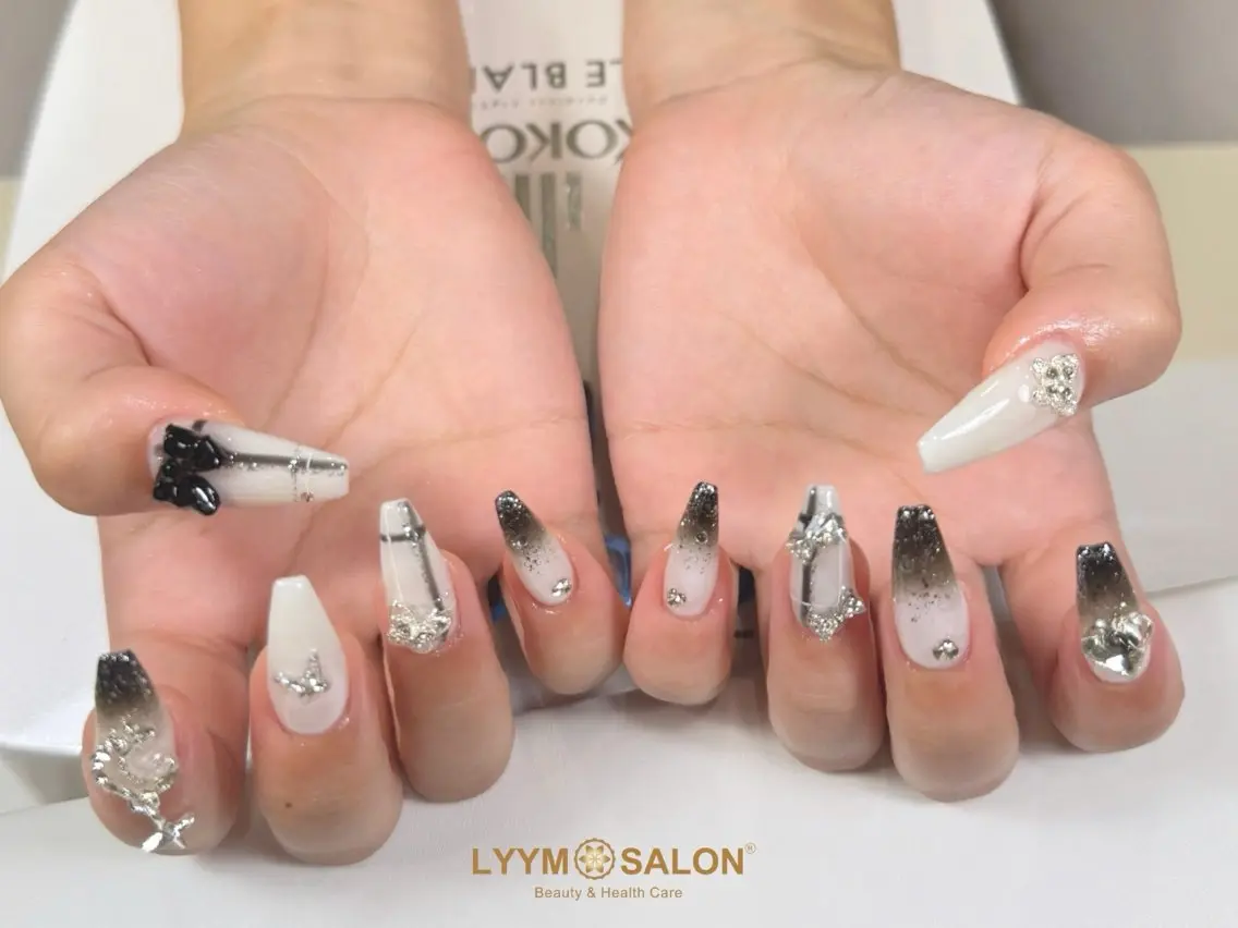 ネイル グラデーション 韓国ネイル ロングネイル リボン ストーンネイル ハンドネイル LYYM Salonのネイルデザイン