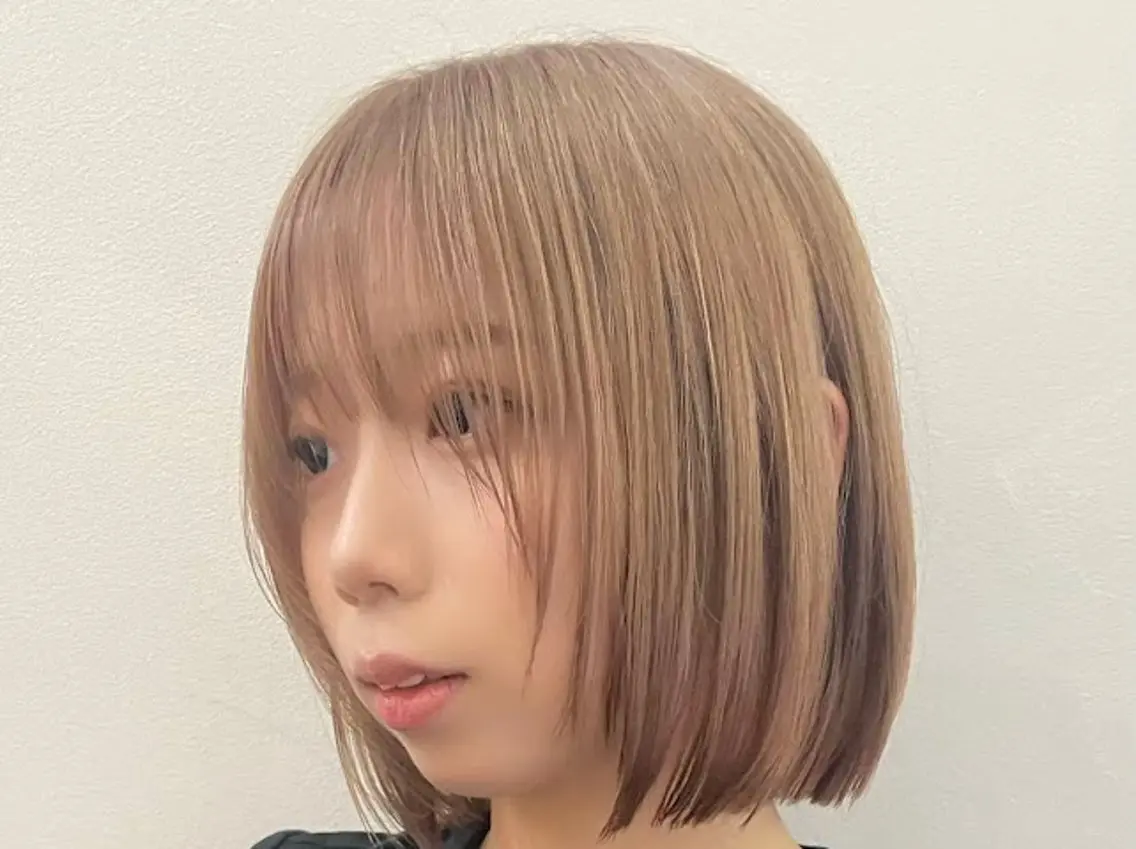 ミディアム ハイトーン💎 ホワイトベージュ坪谷のヘアスタイル