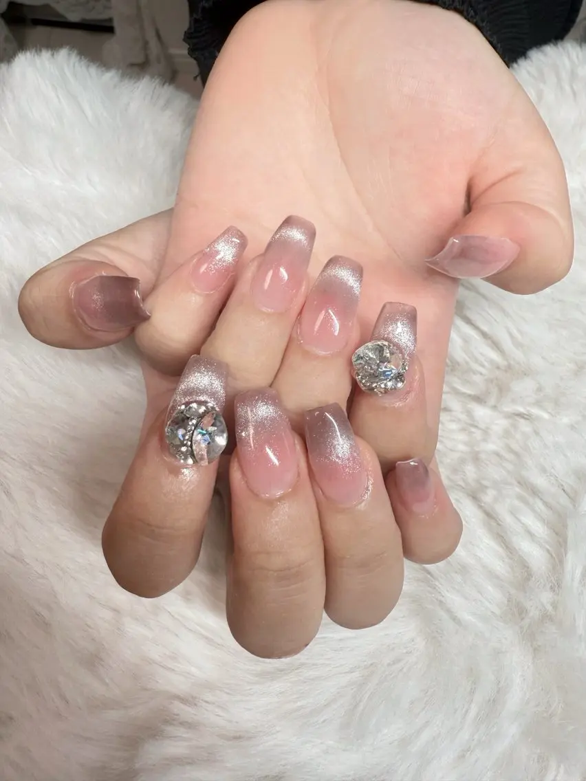 💕ワンホンネイル💅 （チーク × マグネットフレンチ）【長さだし可】の写真