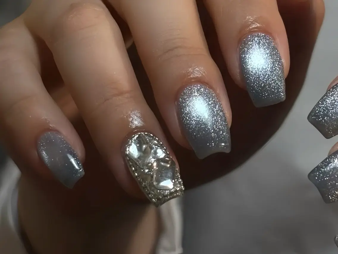 ネイル 氷ネイル・うるうるネイル ラメ(グリッター) マグネットネイル シルバー D.d nail Rina🌺🖤のネイルデザイン