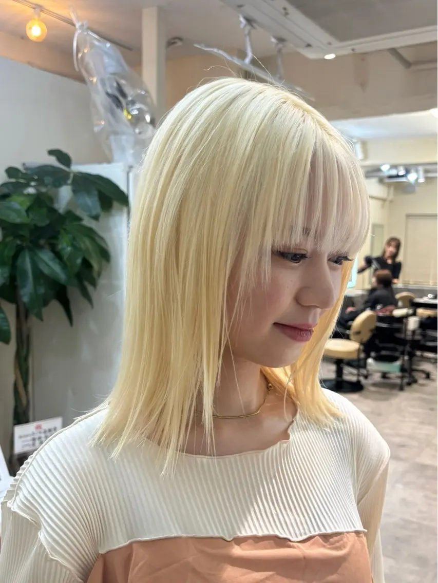 ミディアム カラー ブリーチ 抜きっぱなしブロンド カット ヘアカラー トリートメント teN+by ambleluxeのヘアスタイル
