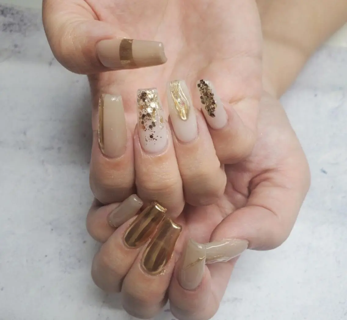 ネイル アートネイル ジェルネイル ゴールド ミラーネイル ニュアンスネイル nailstudio eviz新宿店のネイルデザイン