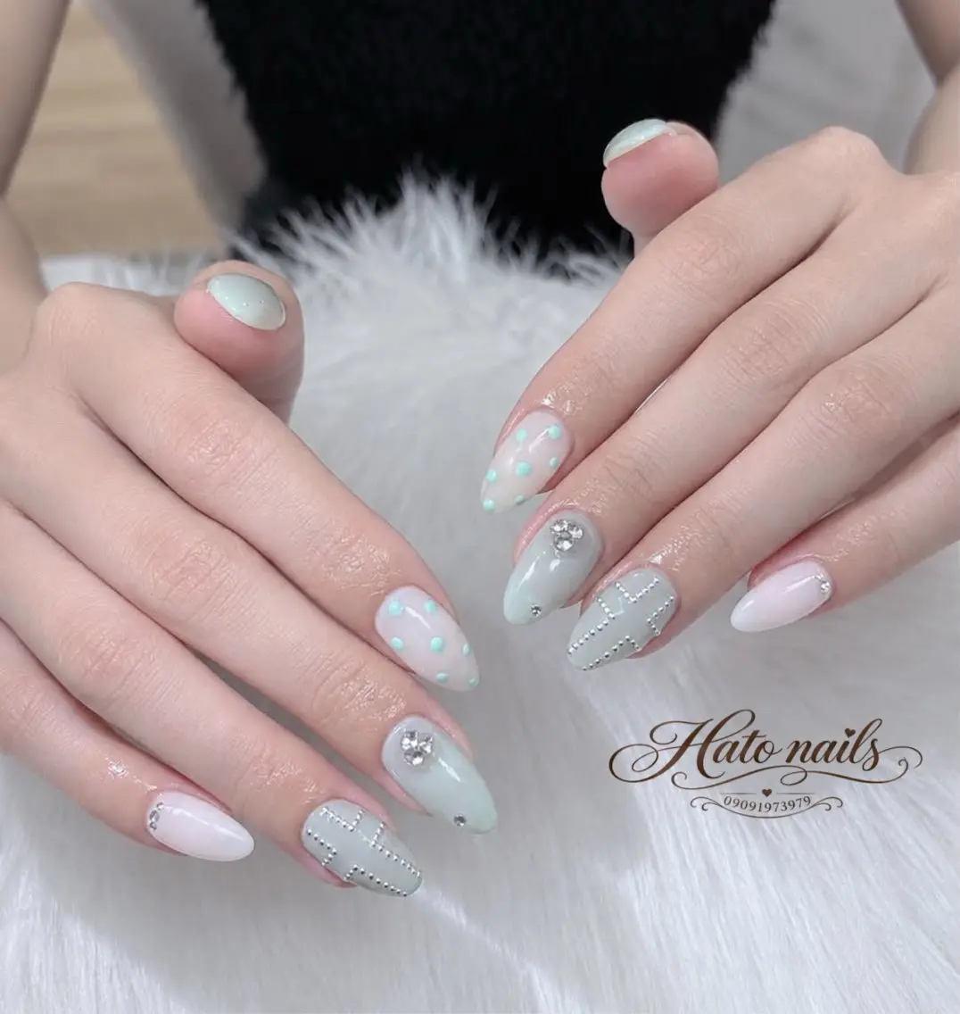 ネイル ドット 長さ出し グリーン キラキラネイル 韓国ネイル Hato Nailsのネイルデザイン