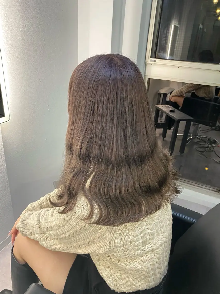 ミディアム カラー 透明感カラー ダブルカラー グレージュ 大阪ケアブリーチ/ ミルクティーベージュのヘアスタイル