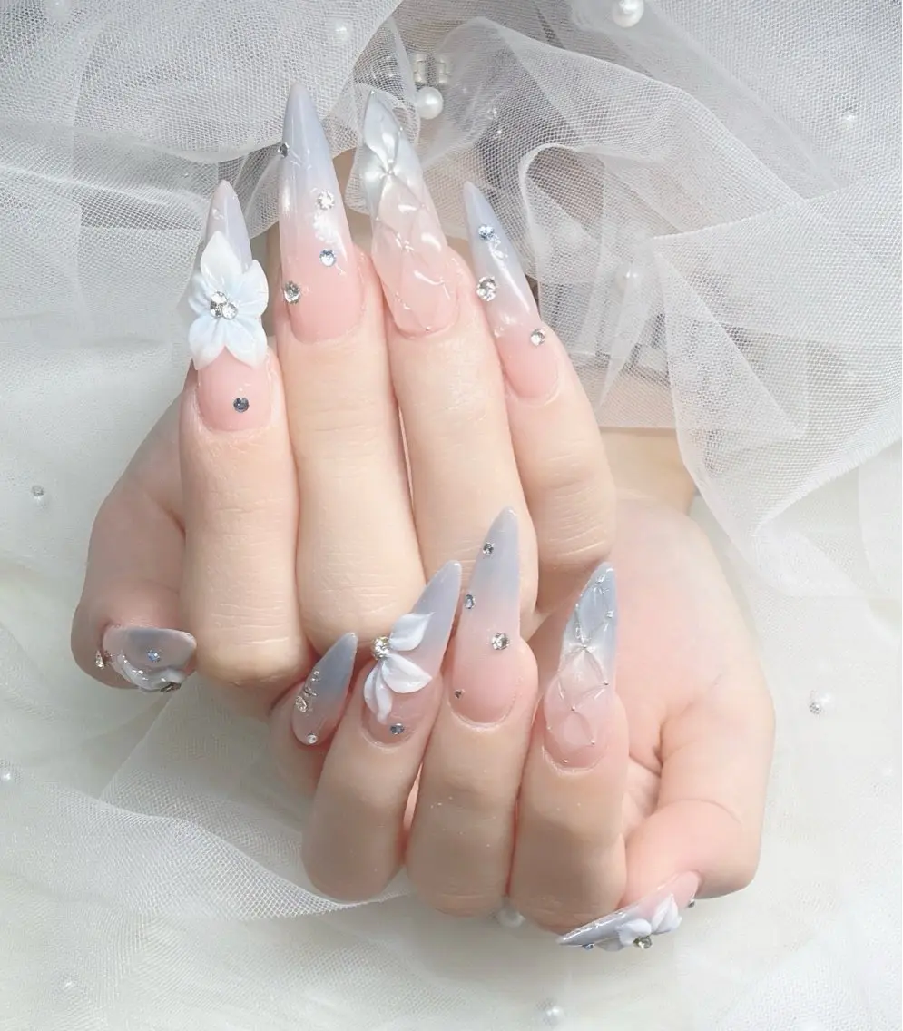 ネイル アートネイル オーロラネイル ボルドー チークネイル フレンチネイル ハンドネイル Sakura Nail Salonのネイルデザイン