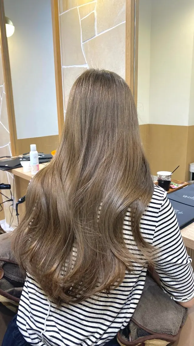 ロング カラー ベージュカラー ブリーチ オリーブベージュ 坂井 茅聖のヘアスタイル