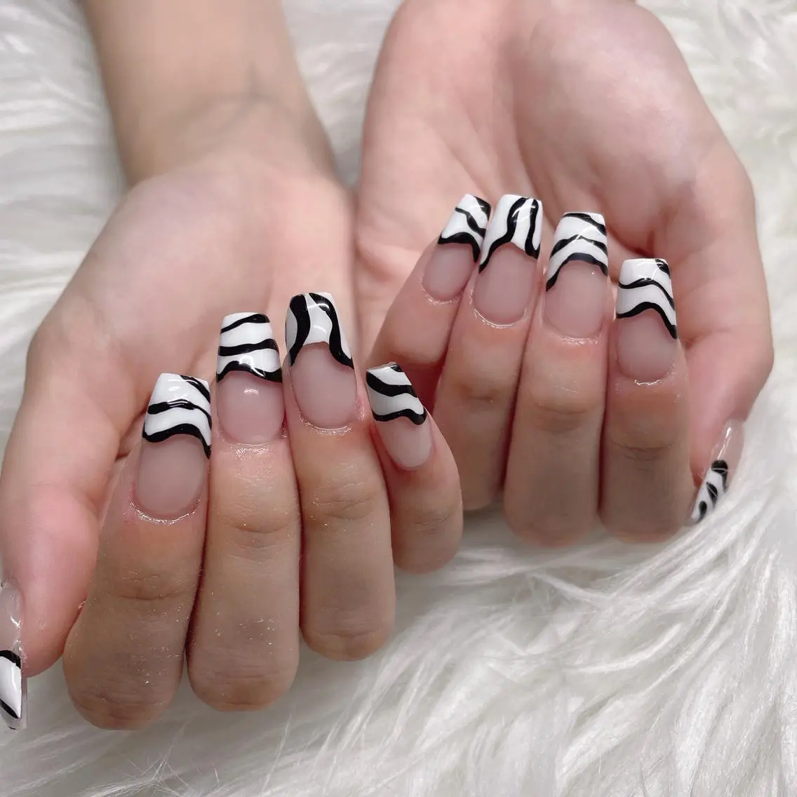 ミディアム ネイル Y. Sのネイルデザイン