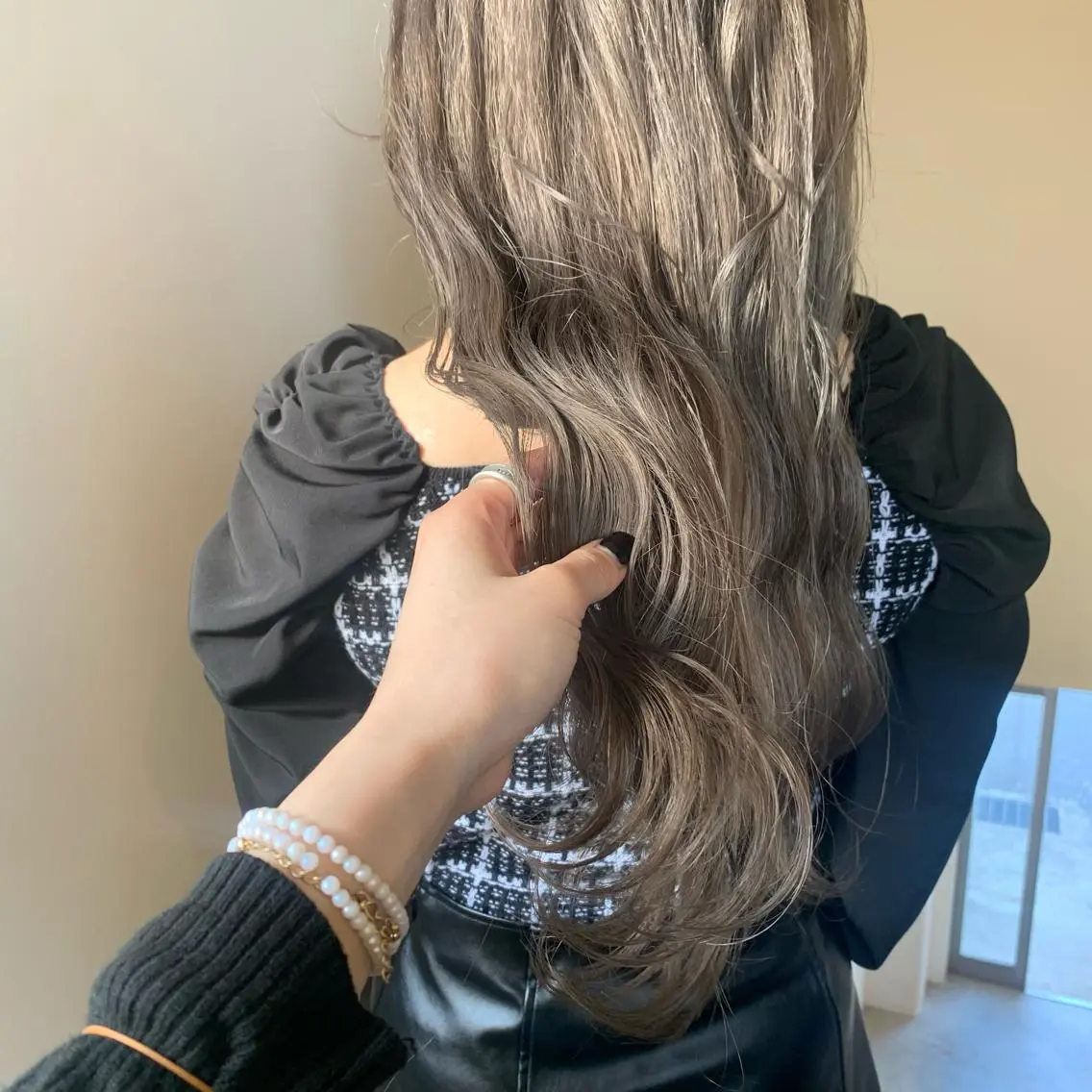 セミロング カラー 本間 結衣のヘアスタイル