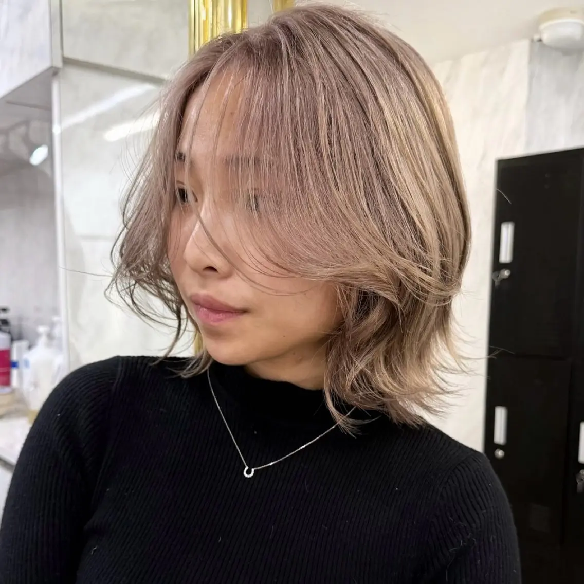 ミディアム カラー シールエクステ ハイトーンカラー エクステ ヘアカラー シールエクステ特化 ハイトーン、NANAのヘアスタイル