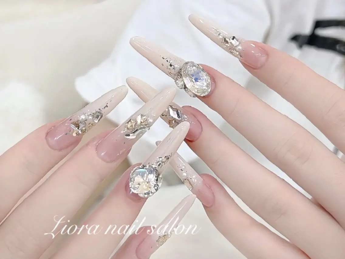 ネイル フレンチネイル ジェルネイル ガーリー グラデーション キラキラネイル ハンドネイル JUN Lioraネイルのネイルデザイン