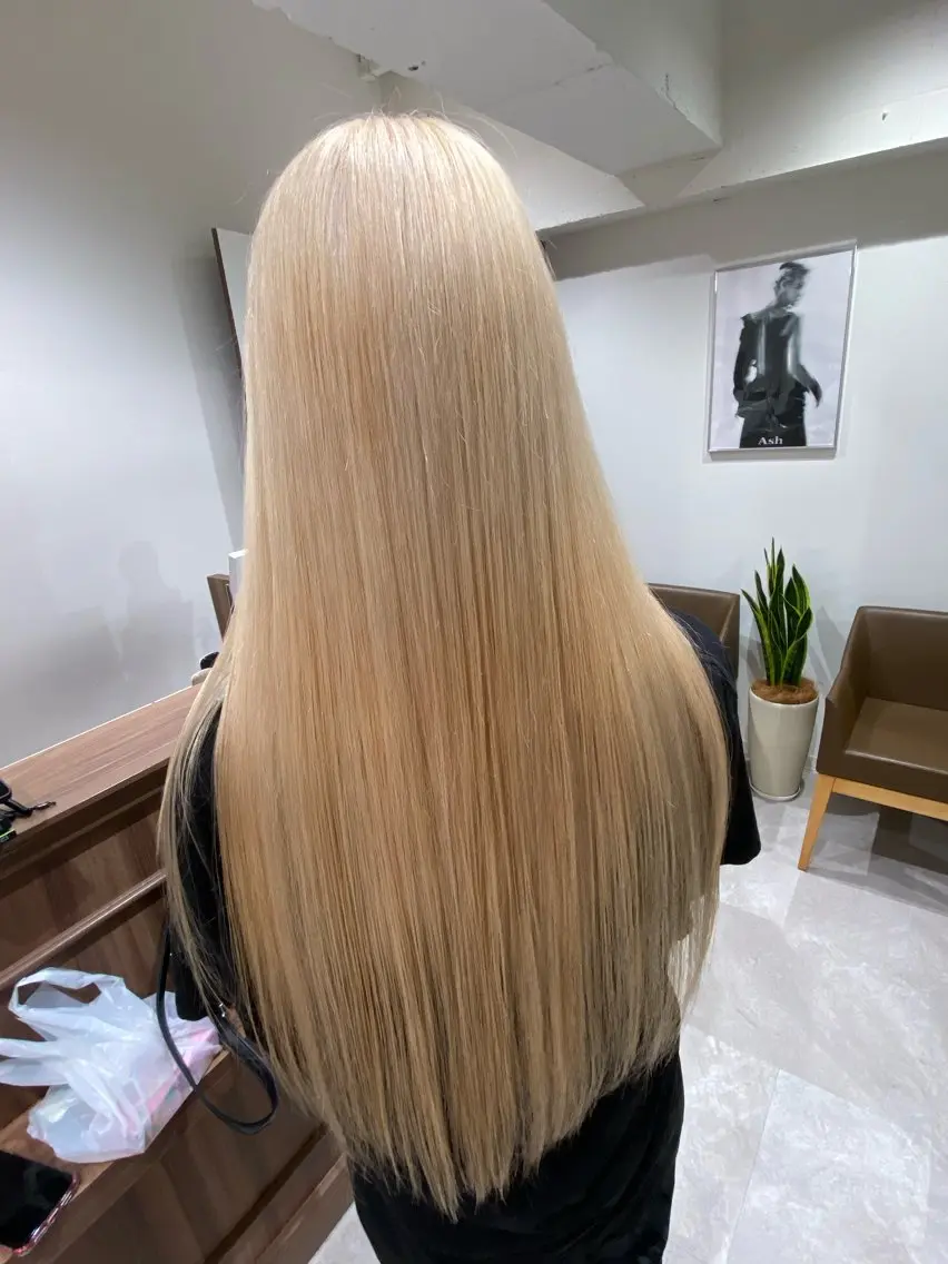 ロング カラー ベージュカラー ブロンド ハイトーンカラー ホワイトベージュ ホワイトブロンド 山田 悠朱里のヘアスタイル