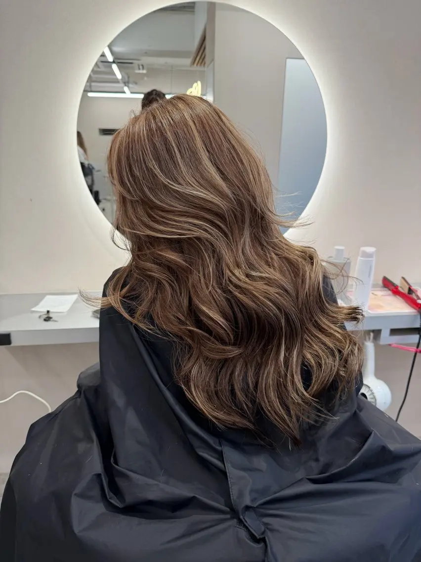 ロング ハイライト カット ヘアカラー 🦋MAHO🦋 デザインカラーのヘアスタイル