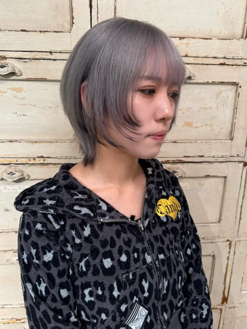 ショート カラー 黒髪 ブリーチ ケアブリーチ グラデーションカラー シルバー カット ヘアカラー RorriM natsuのヘアスタイル