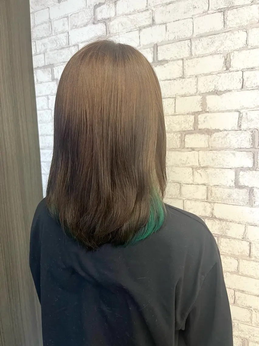 カラー ブリーチ イヤリングカラー 荒川 鈴菜のヘアスタイル