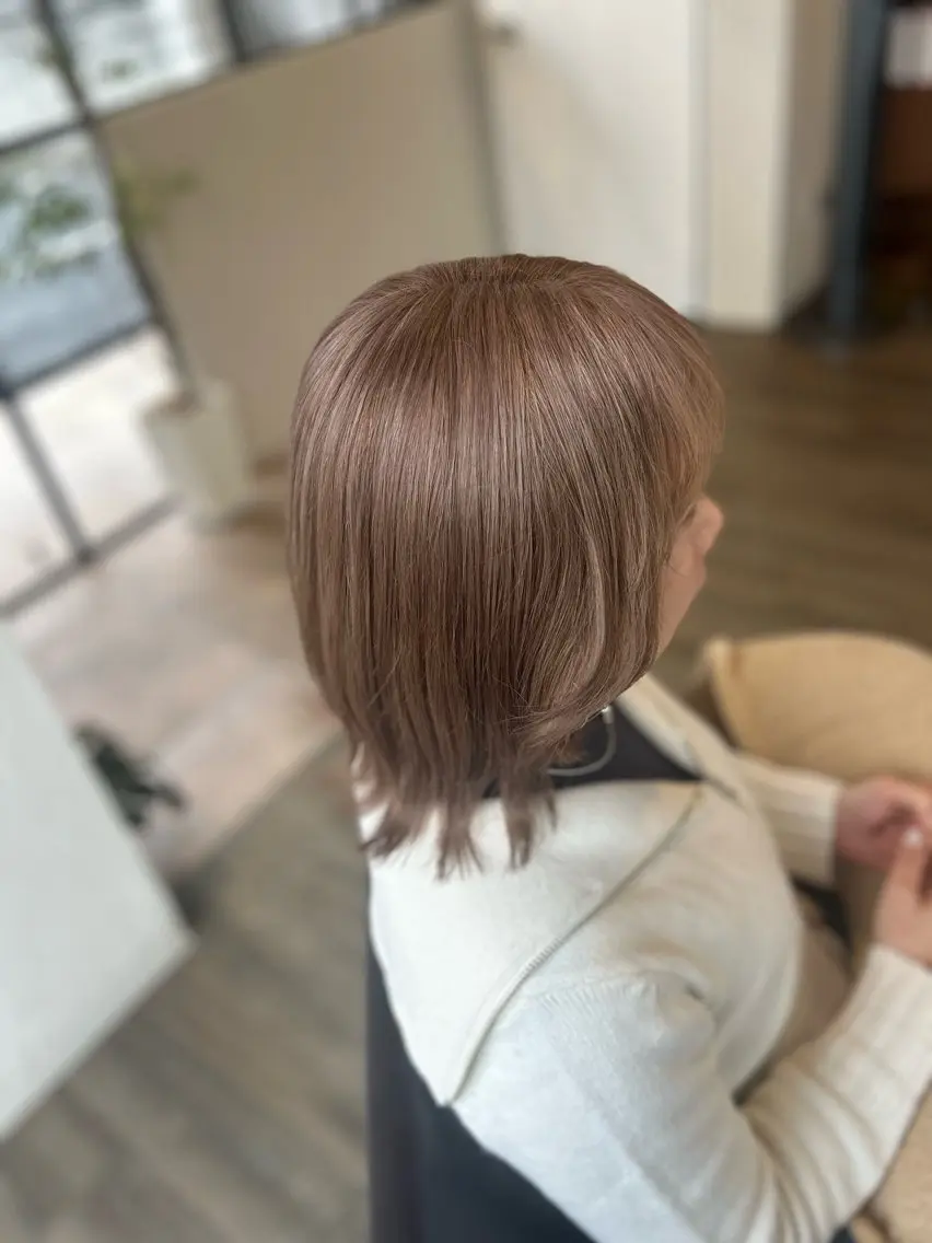 ミディアム カラー ベージュカラー ブリーチ ミルクティーベージュ カット ヘアカラー 井上 花音のヘアスタイル