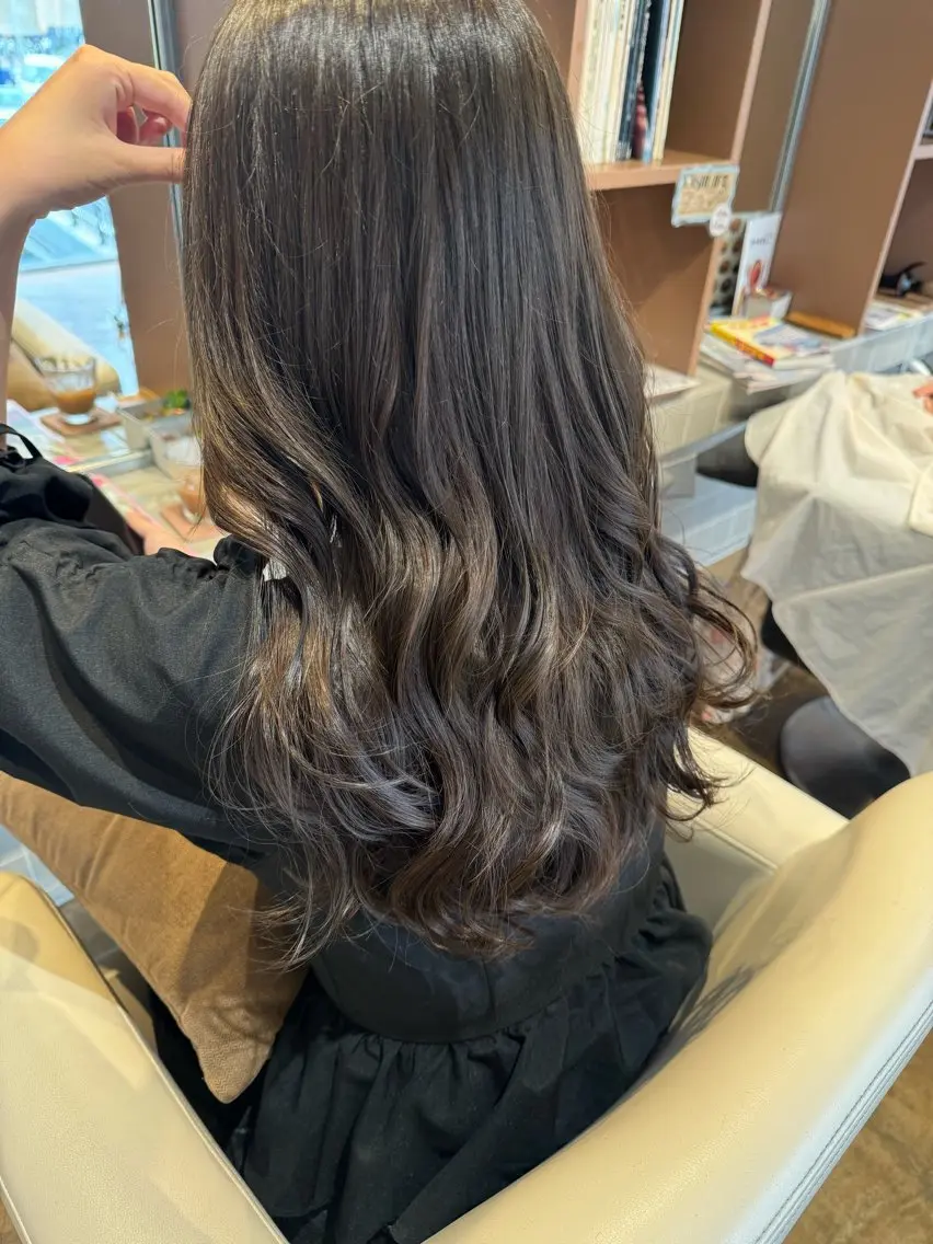 セミロング カラー 透明感カラー カット ヘアカラー 秋吉 結愛のヘアスタイル